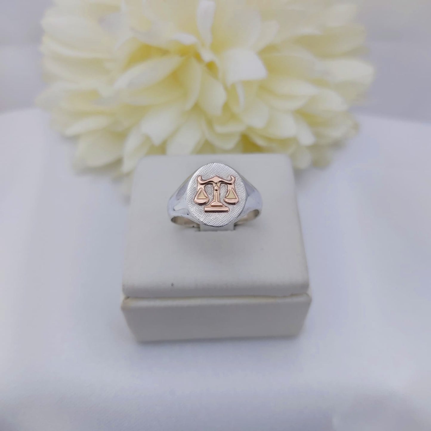 Anillos Profesión Abogacía Logo Moderno